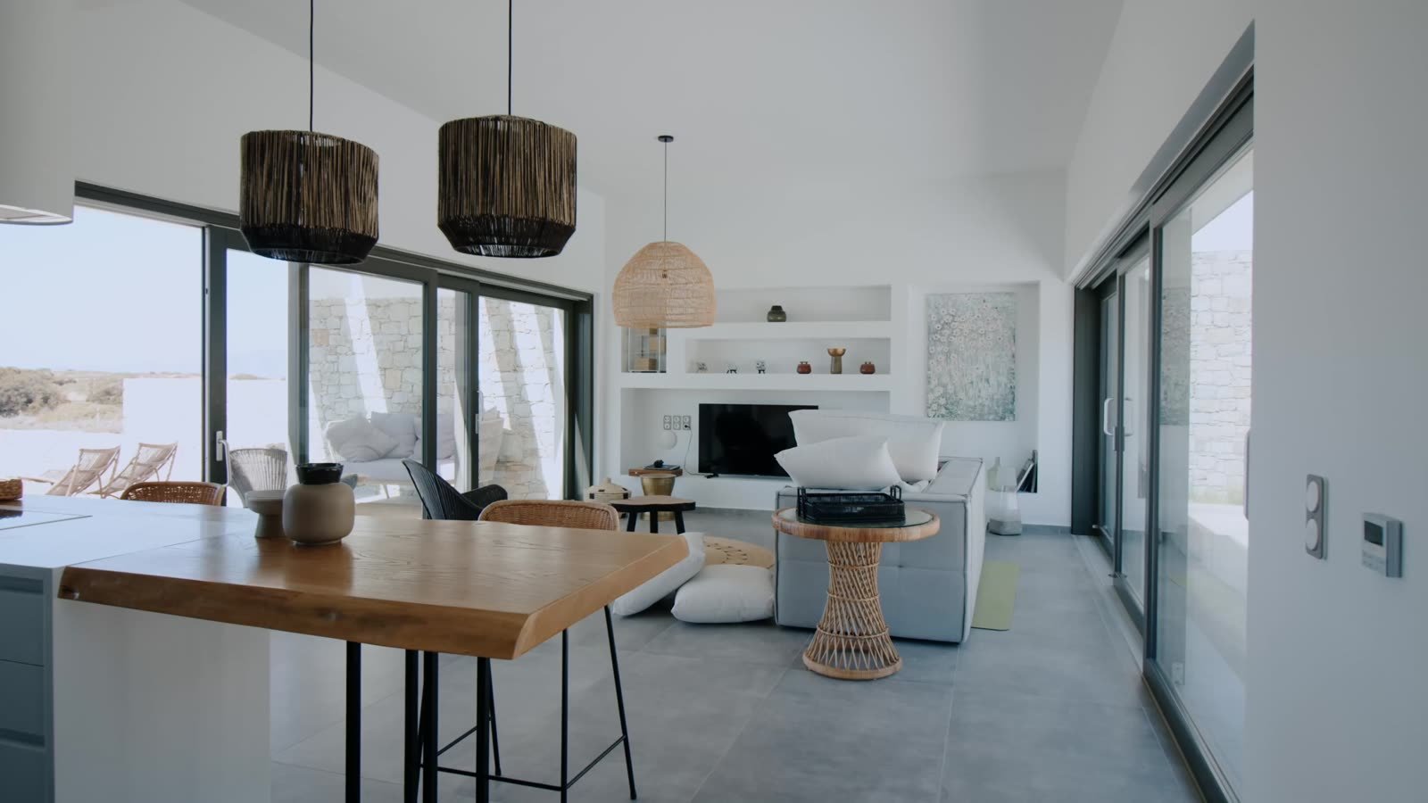 A light-filled coastal residence with floor-to-ceiling glass